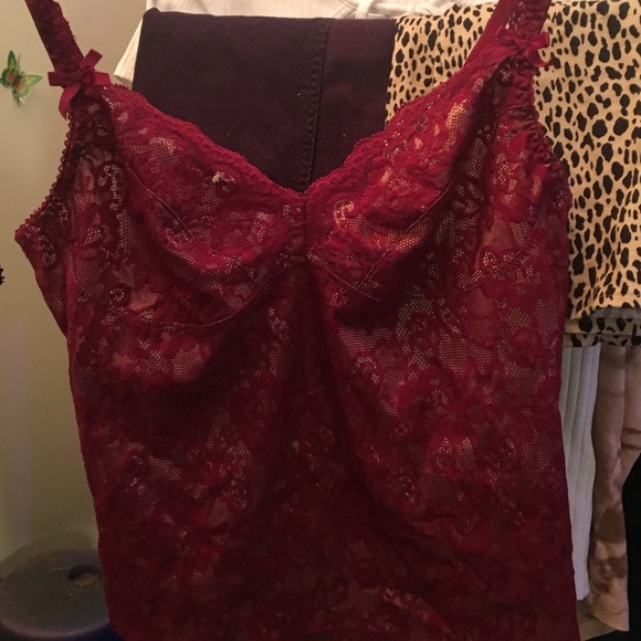 Red lace fitted tank top - Picture 3 of 3